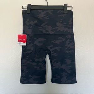 Spanx Look at me Now Bike Shorts - Small